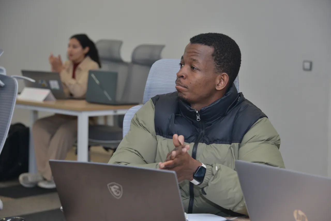 Participant développant ses compétences sur ordinateur lors d'un bootcamp de l'EIC