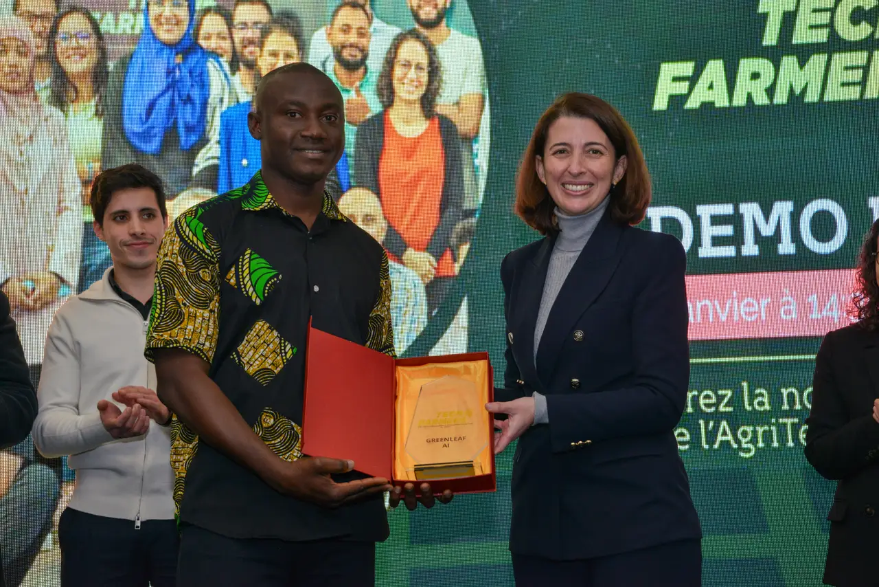 Remise de prix à un lauréat lors du Demo Day Tech4Farmers de l'EIC