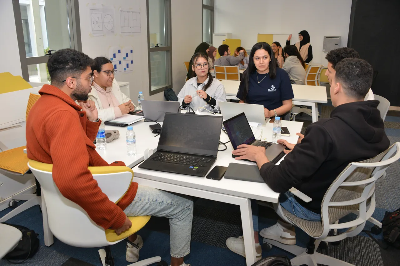 Équipe de porteurs de projet travaillant sur ordinateurs lors d'un bootcamp de l'EIC