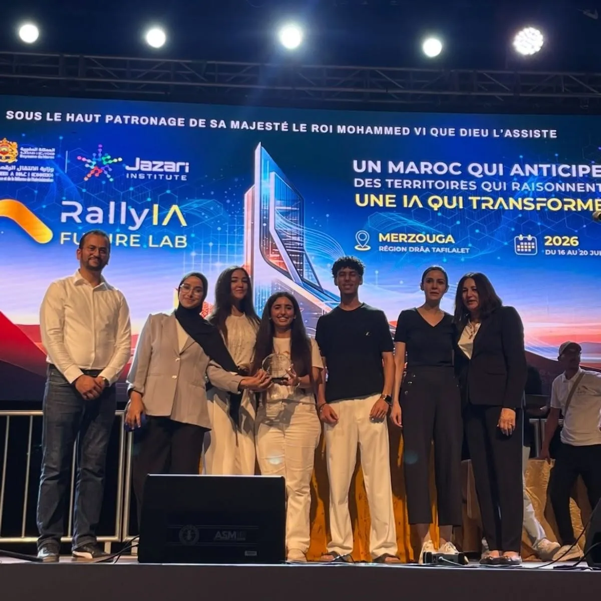 Les étudiants de l'EIDIA lauréats au RallyIA Future Lab 2026 à Merzouga recevant leur trophée sur scène