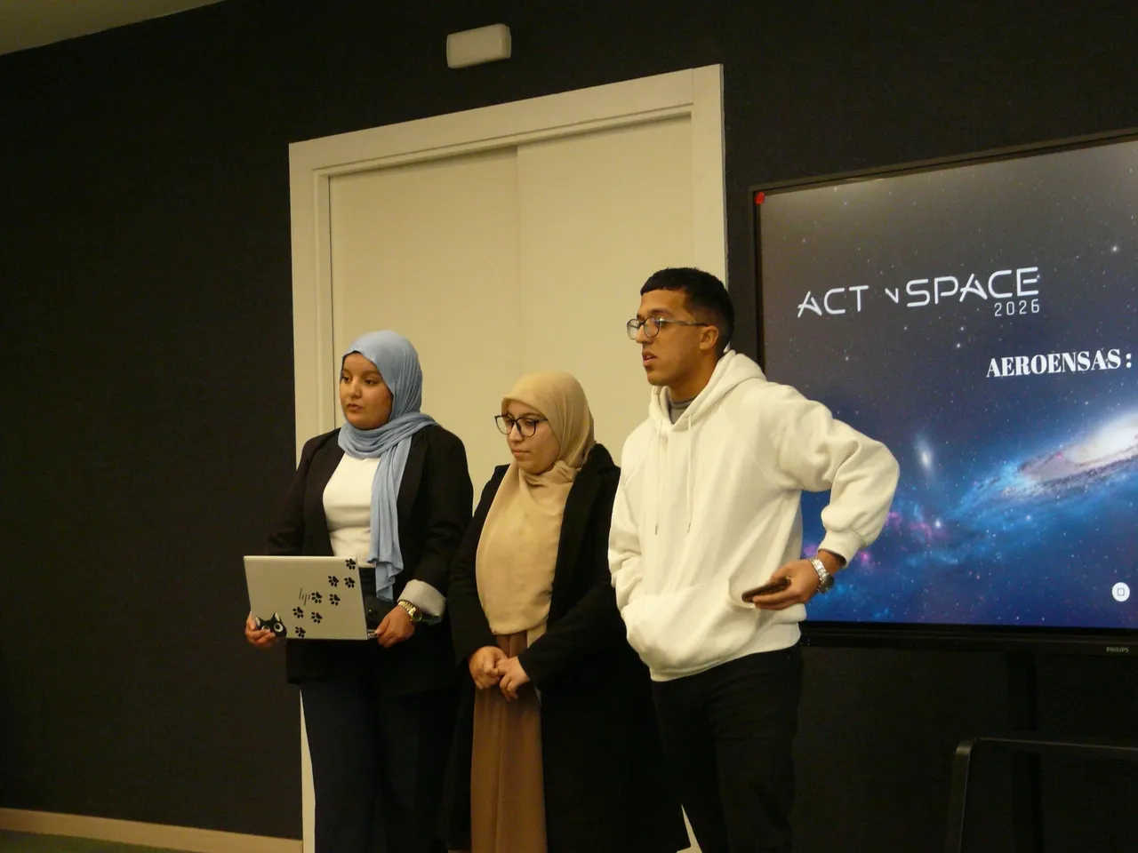 Équipe présentant son projet lors d'ACT IN SPACE Maroc 2026 à l'EIC