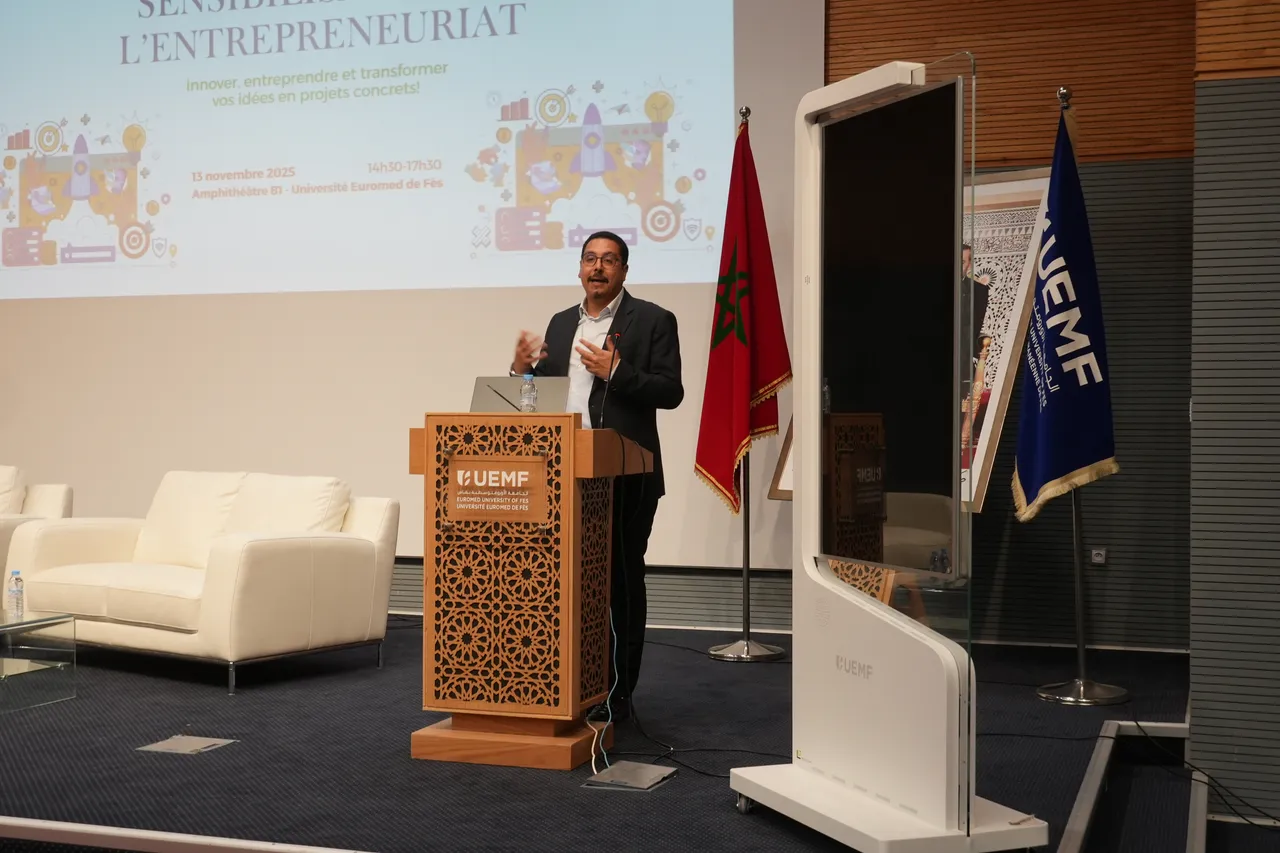 Conférence de sensibilisation à l'entrepreneuriat en amphithéâtre à l'UEMF
