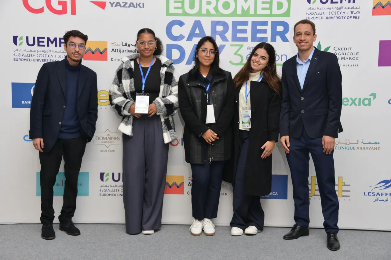 Participants devant le mur de l'Euromed Career Day 3e édition à l'UEMF